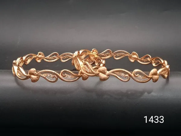 Rose_Gold_Twisted_Bracelet_With_Heart_Toggle_Clasp