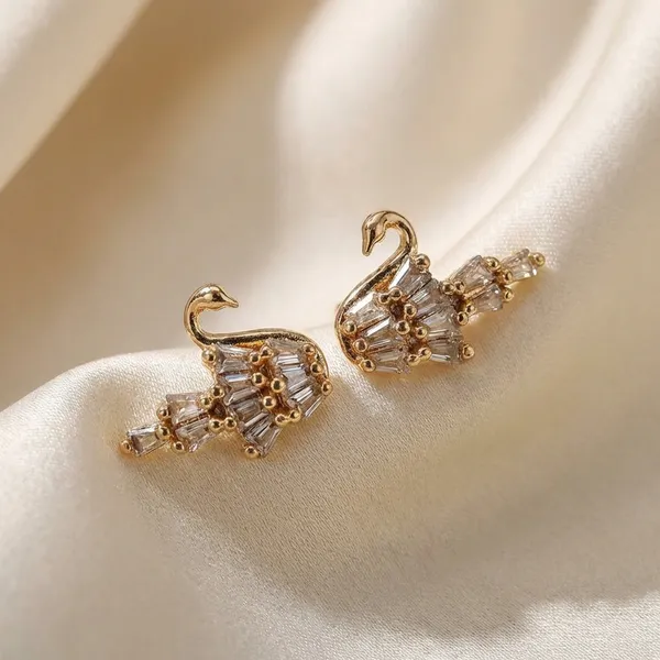 Crystal_Swan_Shaped_Stud_Earrings_Elegant_Design