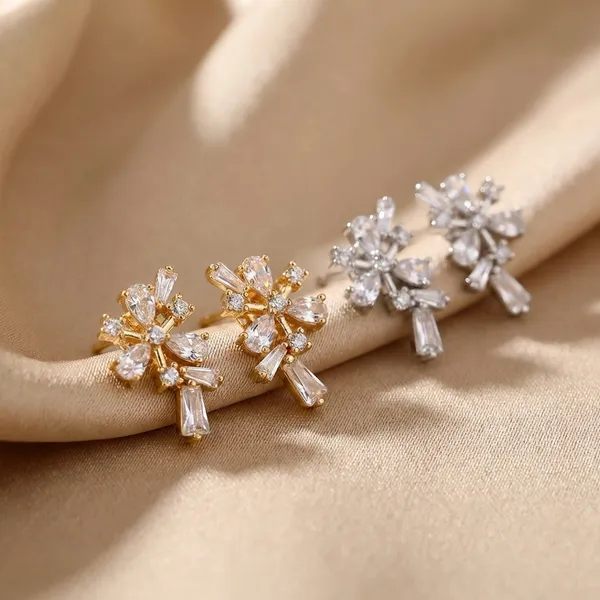 Crystal_Floral_Stud_Earrings_Sparkling_Design