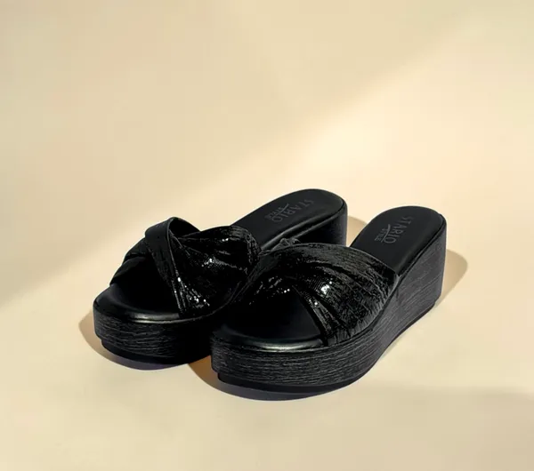 Stylish_Black_Platform_Slide_Sandals_With_Criss-Cross_Straps