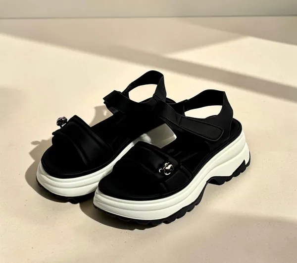 Women'S_Black_Platform_Sandals_With_White_Chunky_Sole