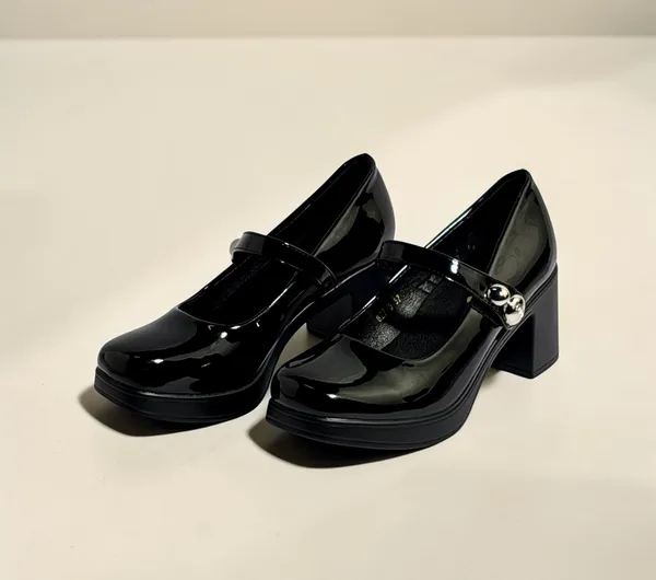 Black_Patent_Platform_Mary_Jane_Shoes_With_Chunky_Heel