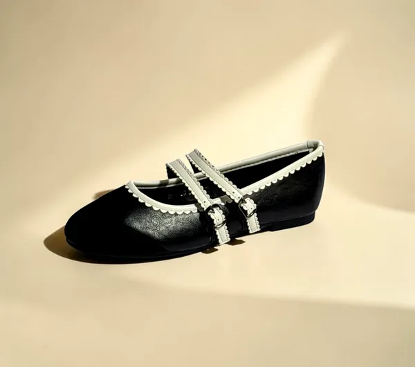 Black_Ballet_Flats_With_White_Scalloped_Straps