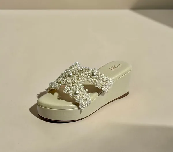 Pearl-Embellished_Platform_Slide_Sandals_For_Women