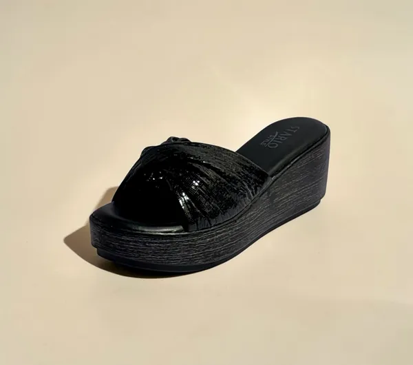 Stylish_Black_Platform_Slide_Sandals_With_Criss-Cross_Straps