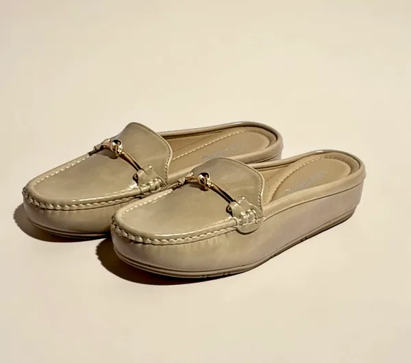 Women'S_Beige_Backless_Loafer_Mules_With_Gold_Chain_Detail