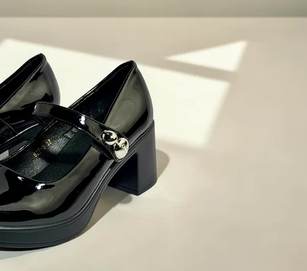 Black_Patent_Platform_Mary_Jane_Shoes_With_Chunky_Heel