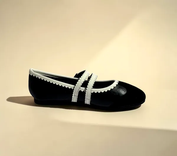 Black_Ballet_Flats_With_White_Scalloped_Straps