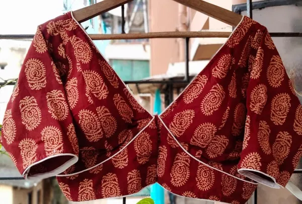 Red_Ethnic_Printed_Saree_Blouse_With_Deep_V_Neck