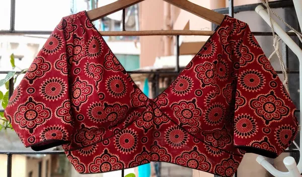 Red_Designer_Shawl_With_Intricate_Circular_Patterns_Blouse