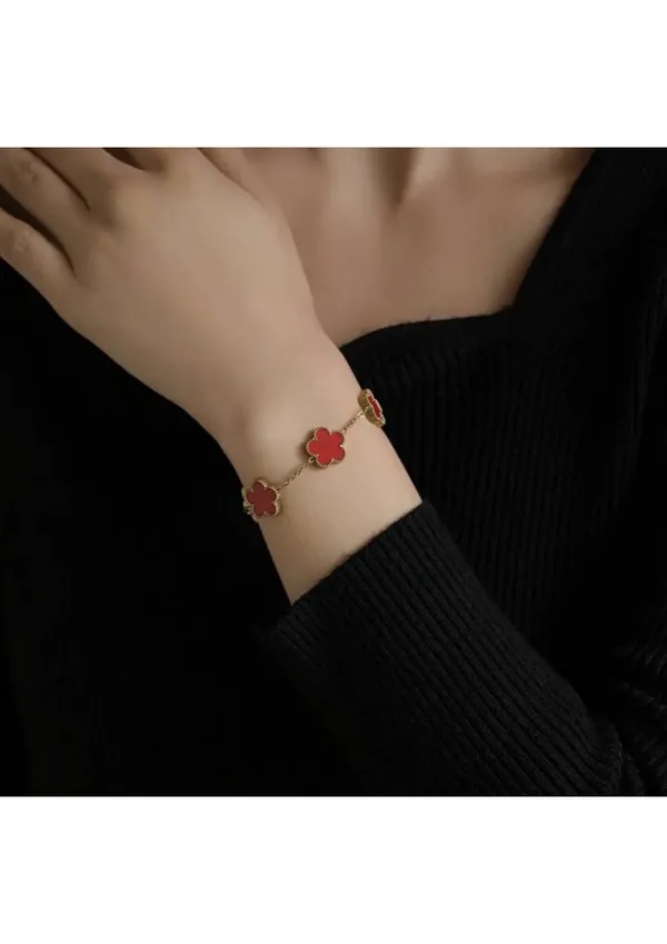 Red_Clover_Charm_Bracelet_With_Gold_Chain