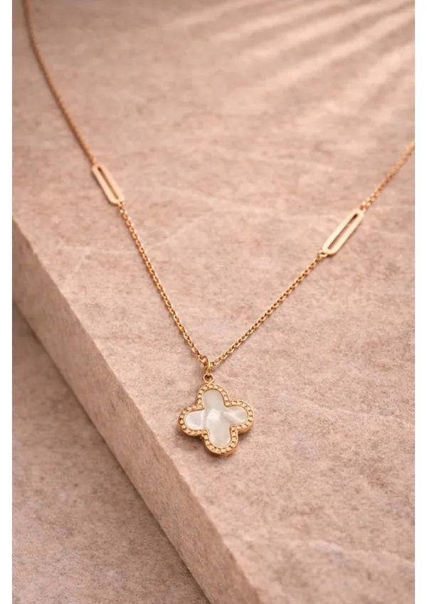 Elegant_Clover_Pendant_Necklace_With_Gold-Tone_Chain