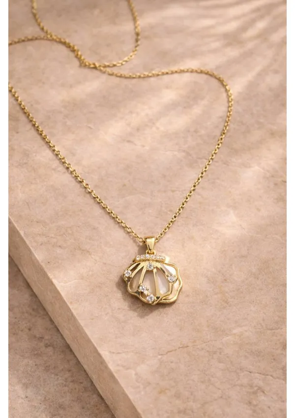 Elegant_Shell_Pearl_Pendant_Necklace_With_Delicate_Chain
