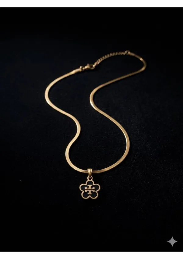 Elegant_Black_Flower_Gold-Tone_Chain_Necklace