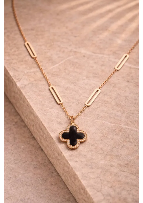 Rose_Gold_Clover_Pendant_Necklace_With_Chain_Links