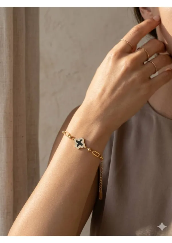 Four-Leaf_Clover_Bracelet_With_Black_Enamel_And_Gold_Chain
