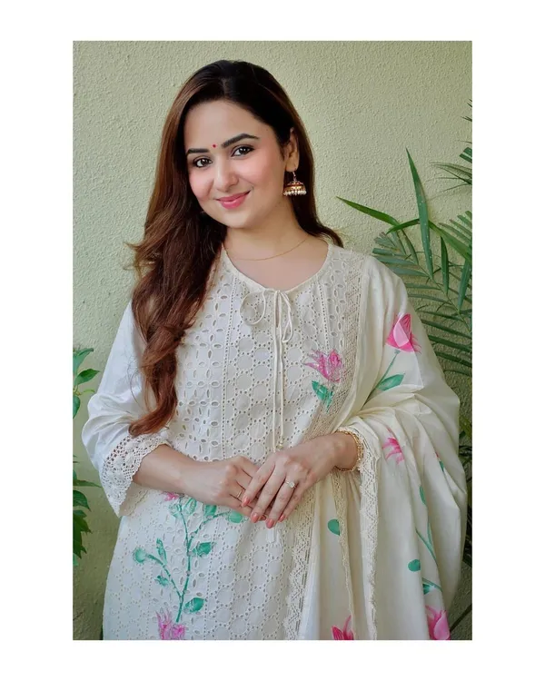 White_Cotton_Premium_Chikankari_Kurta_Set_With_Dupatta_For_Women_And_Girls