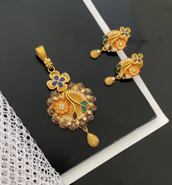 Gold_Alloy,_Enamel_Pendant_Set_For_Women