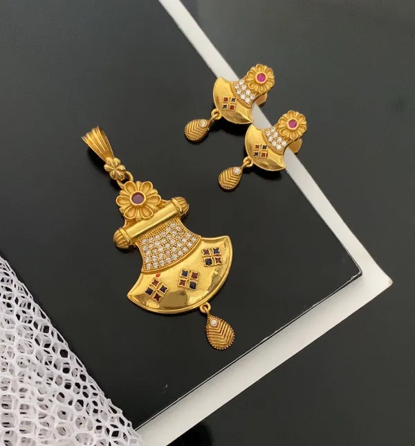 Gold_Alloy,_Stones_Pendant_Set_For_Women