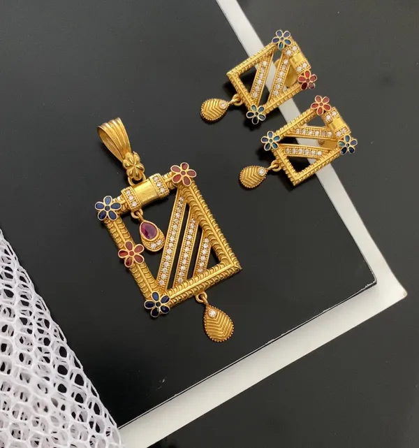 Gold_Alloy,_Meenakari_Pendant_Set_For_Women