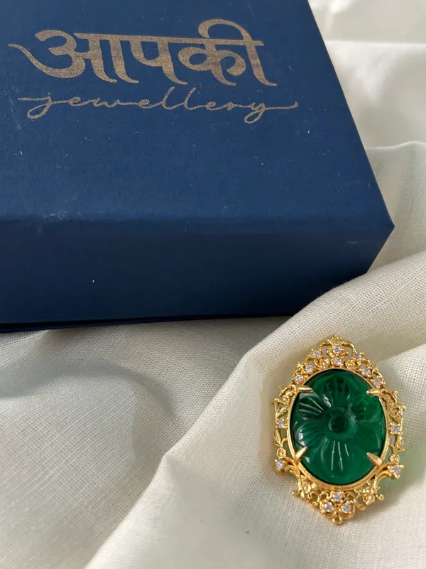 Emerald_Carving_Brooch
