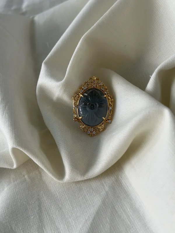 Sapphire_Carving_Brooch