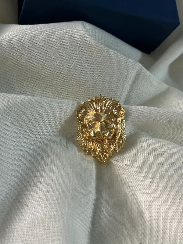 Flat_Lion_Brooch