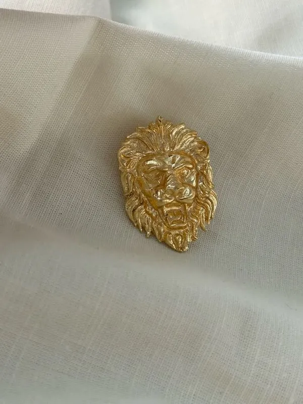 Flat_Lion_Brooch