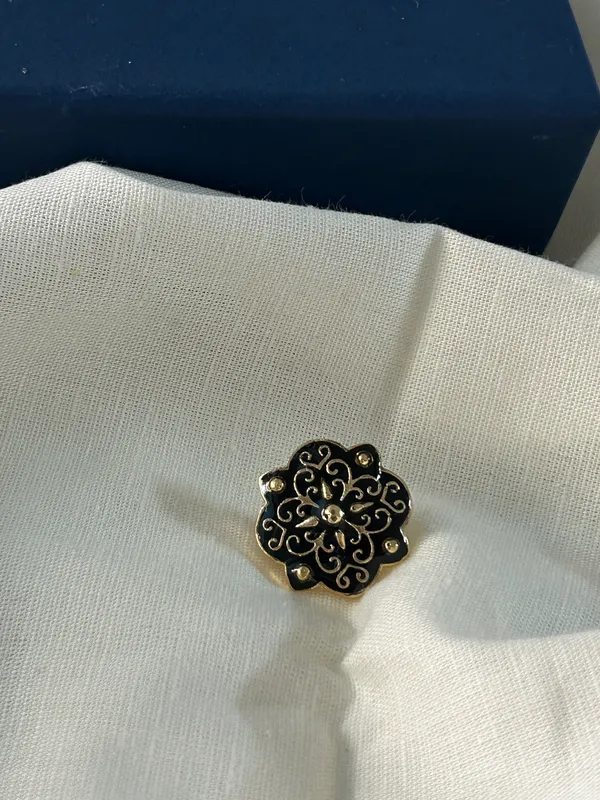 Black_Button_Brooch