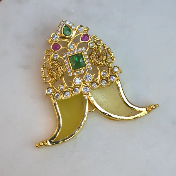 Udbhava_Traditional_Nakshi_Pendant_with_Green_Stone_–_Temple_Jewellery_Design