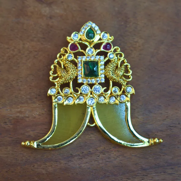 Udbhava_Traditional_Nakshi_Pendant_with_Green_Stone_–_Temple_Jewellery_Design