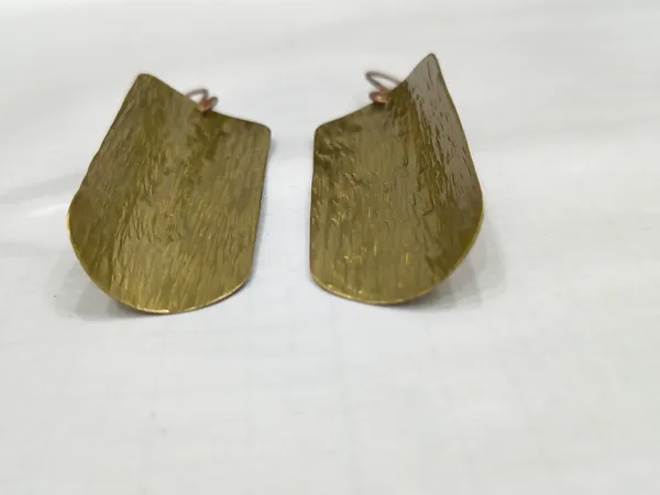 Handcrafted_Golden_Curve_Panel_Earrings