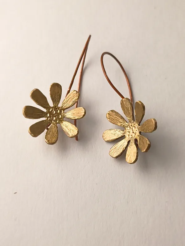 Handcrafted_Golden_Daisy_Bloom_Earrings
