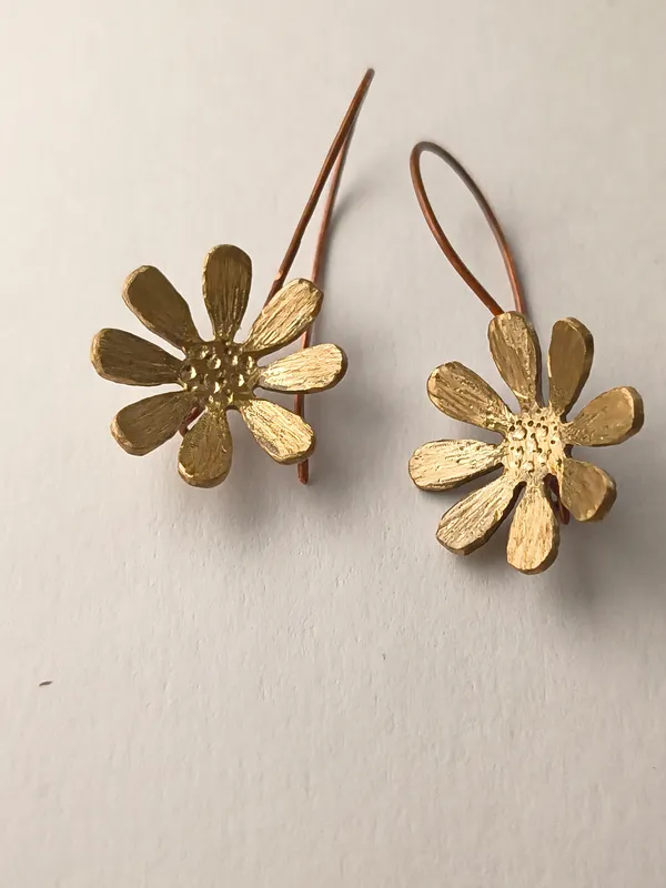 Handcrafted_Golden_Daisy_Bloom_Earrings