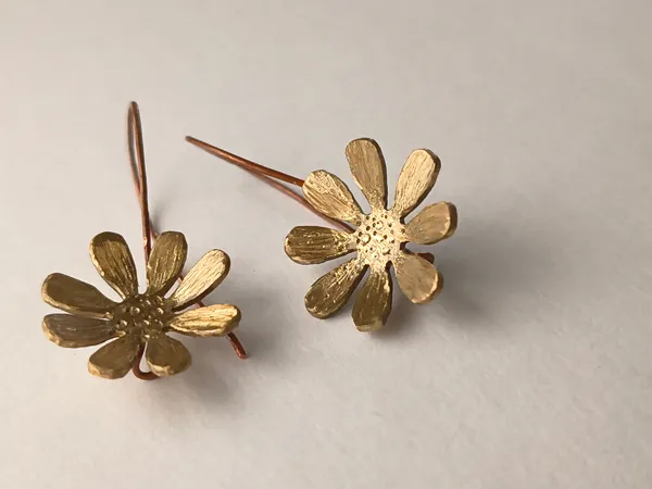 Handcrafted_Golden_Daisy_Bloom_Earrings