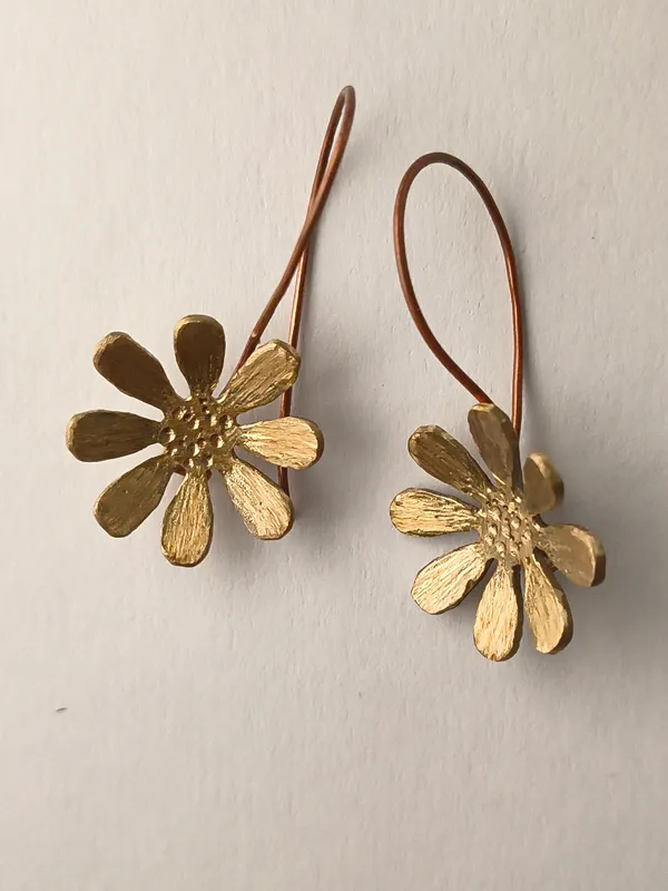 Handcrafted_Golden_Daisy_Bloom_Earrings