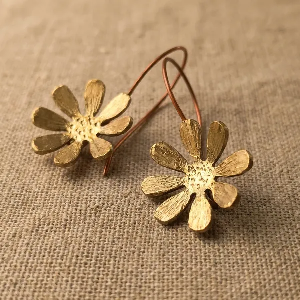 Handcrafted_Golden_Daisy_Bloom_Earrings