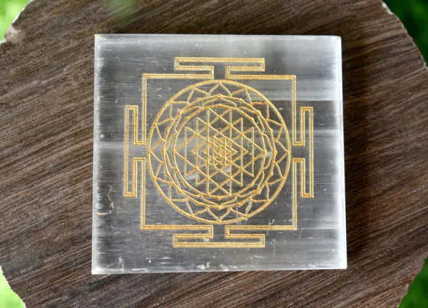 Selenite_Shree(Sri)_Yantra_Plate_For_Crystals_Recharge