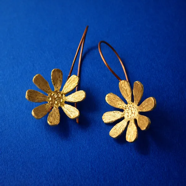 Handcrafted_Golden_Daisy_Bloom_Earrings