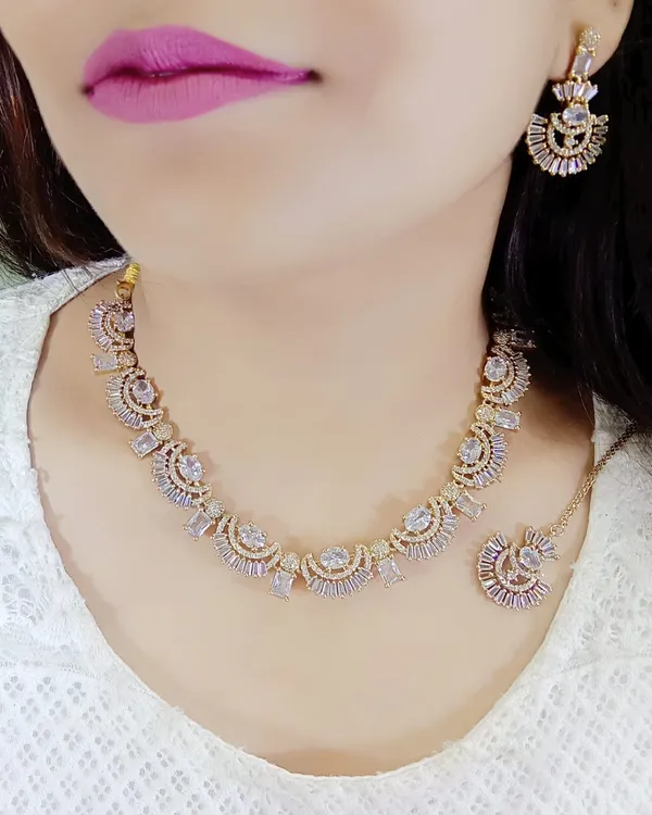 Gold_Alloy_Stone-Studded_Necklace_Set_For_Women