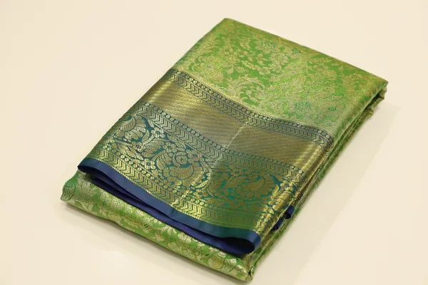 Emerald_Green_Gadwal_Inspired_Semi_Silk_Saree_With_Wide_Contrast_Border