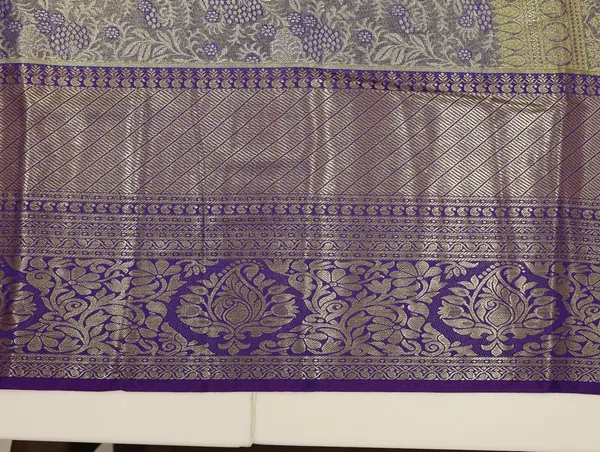 Emerald_Green_Kanchipuram_Inspired_Semi_Silk_Saree_With_Teal_Wide_Contrast_Border