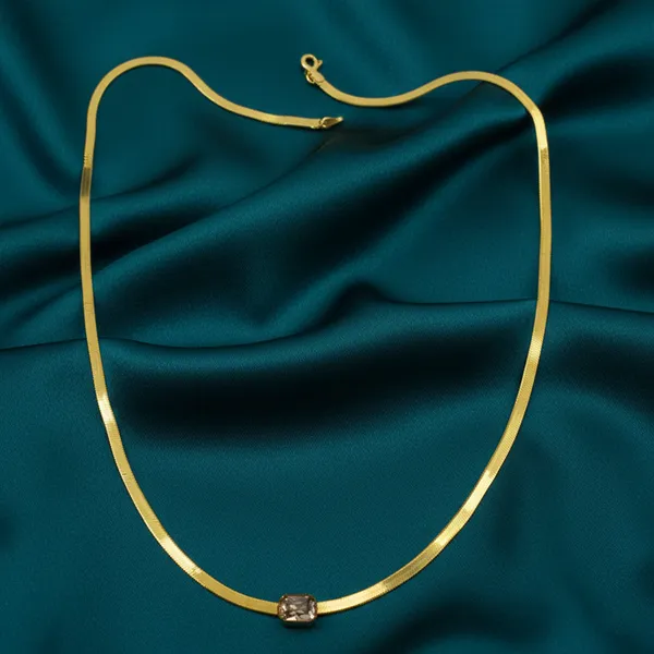 Golden_Elegant_Collar_Necklace_With_Emerald_Cut_Stone_For_Women