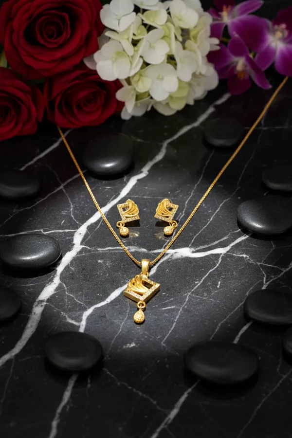 Golden_Elegant_Gold_Plated_Pendant_Necklace_Set_With_Matching_Earrings_For_Women