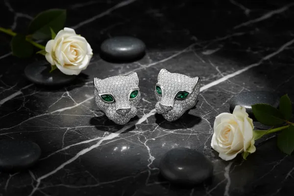 Silver_Sparkling_Leopard_Head_Stud_Earrings_With_Green_Crystal_Eyes_For_Women