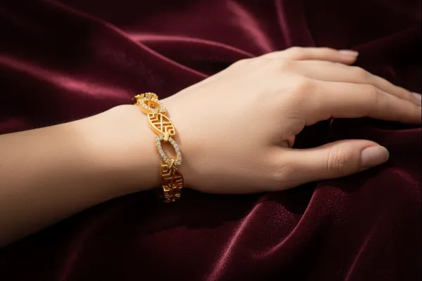 Golden_Elegant_Gold_Plated_Filigree_Bangle_With_Chinese_Longevity_Symbol_Design_For_Women