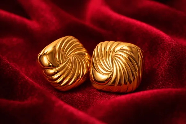 Golden_Elegant_Swirl_Stud_Earrings_For_Women