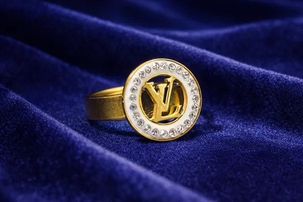 White_Sparkling_Logo_Ring_With_Crystal_Border_Statement_For_Women