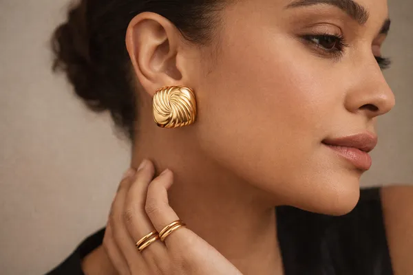 Golden_Elegant_Swirl_Stud_Earrings_For_Women