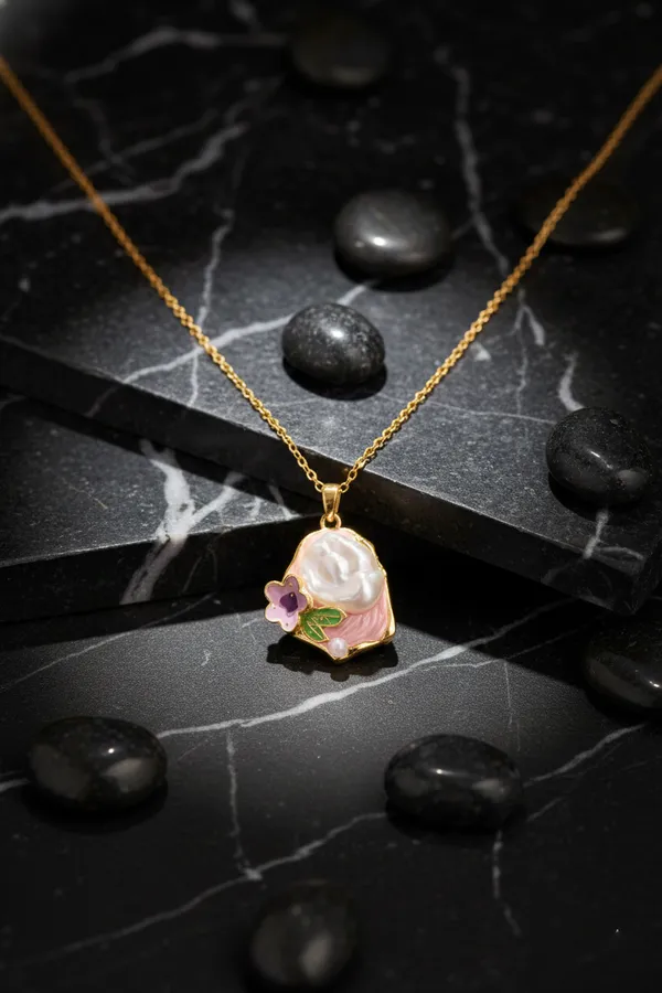 White_Elegant_Baroque_Pearl_Flower_Pendant_Necklace_With_Gold_Chain_For_Women